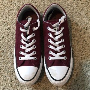 Women’s maroon low top converse